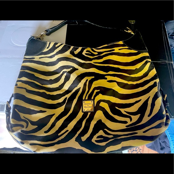 Dooney & Bourke large shoulder bag! Black & white hold metal accents red inside. - Picture 9 of 9